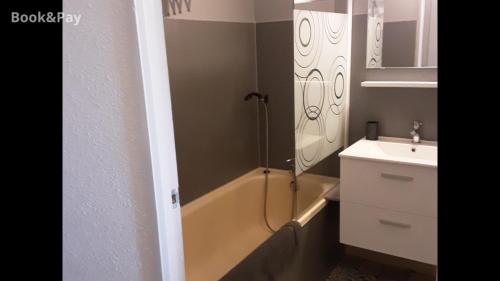 een badkamer met een bad en een wastafel bij La Piste in Saint-Lary-Soulan