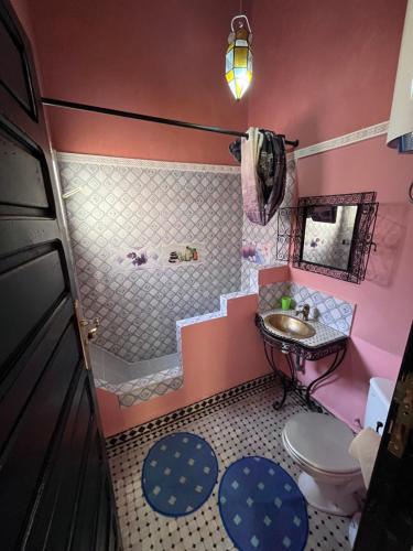 y baño con lavabo y aseo. en Riad Paolo Piscine Palmeraie en Marrakech