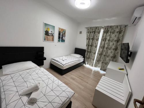 - une petite chambre avec un lit, un bureau et une table dans l'établissement Apartments Puntamika, à Zadar