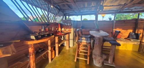 uma cozinha com um fogão e um balcão num quarto em Mini Lodge em Cabarete