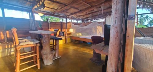 Mini Lodge في كاباريتي: غرفة بسرير وطاولة في غرفة