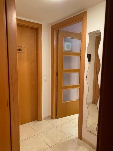 a room with a door and a room with a closet at apartamento a 5 minutos playa andando in Torredembarra