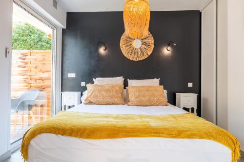 - une chambre avec un lit et un mur noir dans l'établissement Cozy 1-Br Apartment heart of Palm Beach district, à Cannes