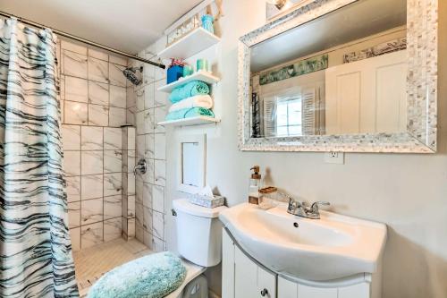 La salle de bains est pourvue d'un lavabo, d'une douche et d'un miroir. dans l'établissement Oceanfront White Stone Cottage with Private Beach!, à White Stone