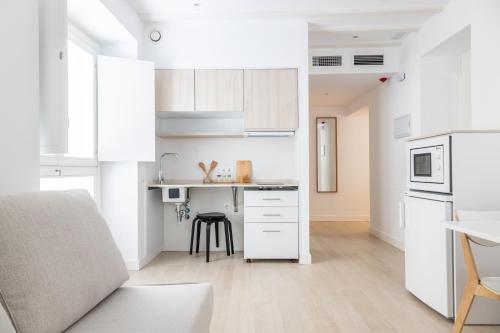 a kitchen with white cabinets and a counter top at Villalobos Suites by Luxury Suites Cadíz in Cádiz
