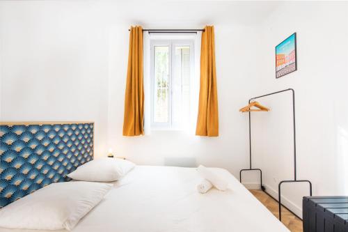 une chambre avec deux lits et une fenêtre dans l'établissement 5mn Palais des festivals - Vue sur le Port - BS, à Cannes