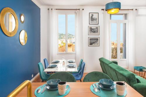 une salle à manger avec une table et des chaises dans l'établissement 5mn Palais des festivals - Vue sur le Port - BS, à Cannes