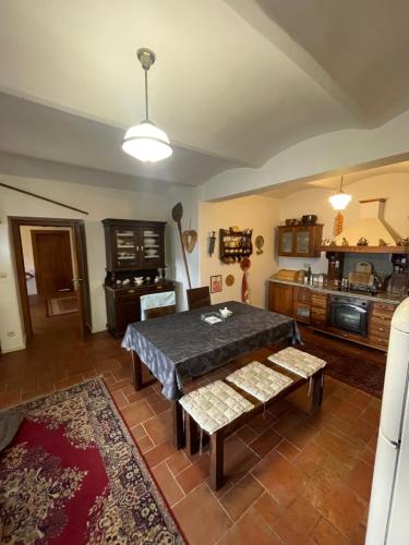 sala de estar con mesa y cocina en Chalupa u Veseckých, en Benešov