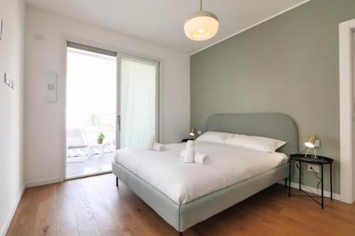 Кровать или кровати в номере Lovely Terrace Apartment - Porta Romana District Milan