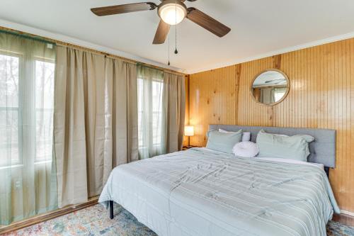 um quarto com uma cama grande e uma ventoinha de tecto em Quaint Shenandoah River Cabin Kayak and Paddleboard em Rileyville