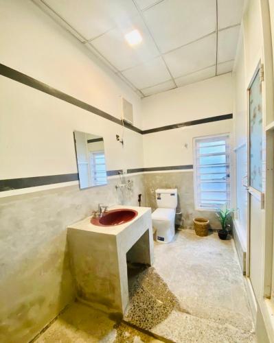 y baño con lavabo y aseo. en Madiha Lodge by Land of Rizka, en Matara