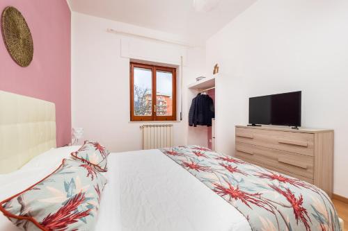 um quarto com uma cama e uma televisão de ecrã plano em Smart Home Sorrento - City center em Sorrento