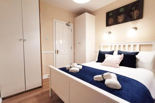 Postel nebo postele na pokoji v ubytování NEW Spacious & central 3bedroom apartment TV& WIFI