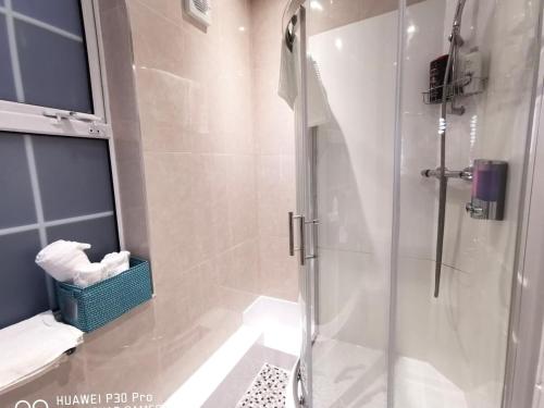 Koupelna v ubytování NEW Spacious & central 3bedroom apartment TV& WIFI