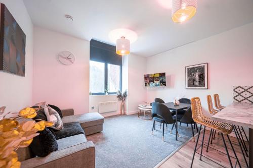 uma sala de estar com um sofá e uma mesa em Hayy ApartHotels Stanley Mills em Huddersfield