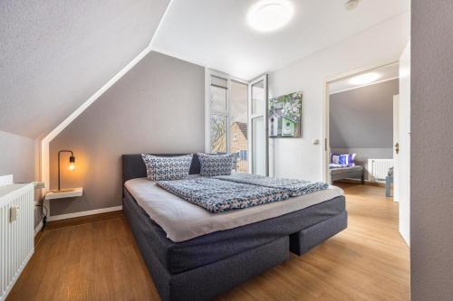 Meisennest 9 في Buchholz: غرفة نوم مع سرير ووسائد زرقاء