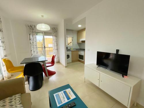 TV a/nebo společenská místnost v ubytování Apartamentos Los Almendros 3000