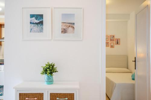 una habitación con una mesa con un jarrón encima en Apartamento Erizo de Mar en Felanitx