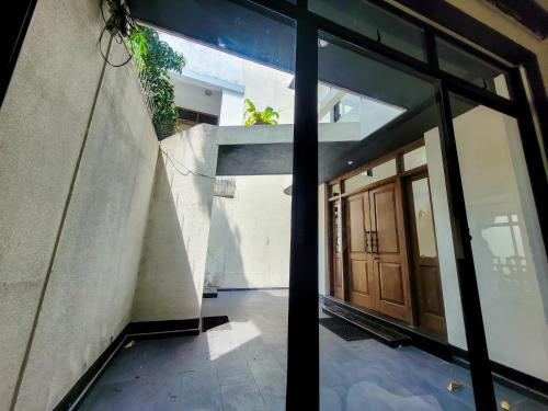 einen Eingang zu einem Haus mit einer Glastür in der Unterkunft VILLA COLOMBO7 5BR HOLIDAY HOME UP to 10 Guests in Colombo