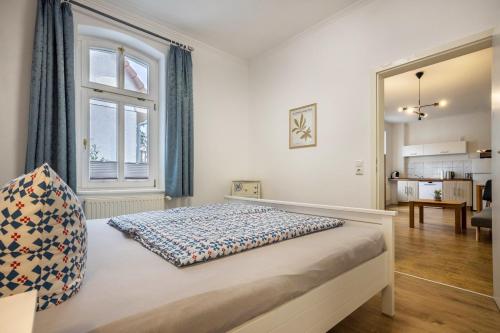 um quarto com uma cama com uma almofada em Müritzsee 4 em Buchholz