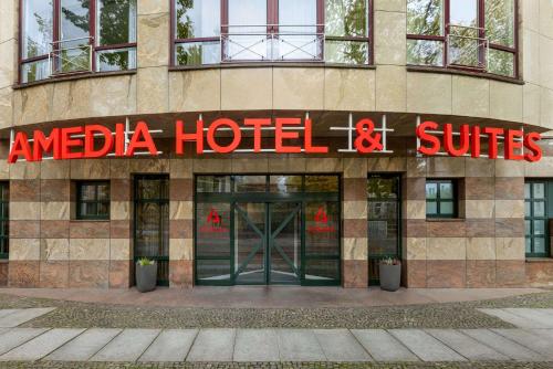 een hotel met een bord aan de zijkant van een gebouw bij Amedia Hotel & Suites Leipzig, Trademark Collection by Wyndham in Leipzig