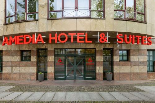 ライプツィヒにあるAmedia Hotel & Suites Leipzig, Trademark Collection by Wyndhamの建物の横に看板のあるホテル