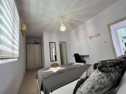 1 dormitorio con cama y ventana grande en Eden Villa en Flic-en-Flac