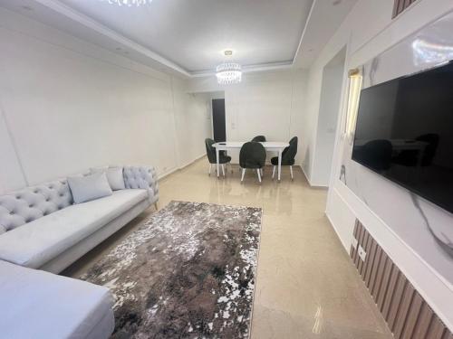 Μια τηλεόραση ή/και κέντρο ψυχαγωγίας στο Property sisters, Elite apartment, Madinaty B12