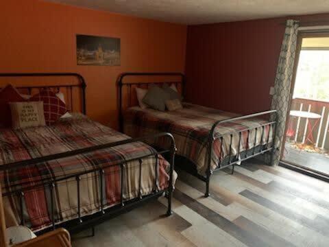 1 dormitorio con 2 camas y ventana en Boyne Mountain Condo -Sleeps 12 en Boyne Falls