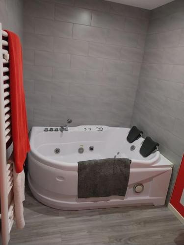 La salle de bains est pourvue d'une baignoire et d'un lavabo. dans l'établissement La maison du centre-ville, à Chagny