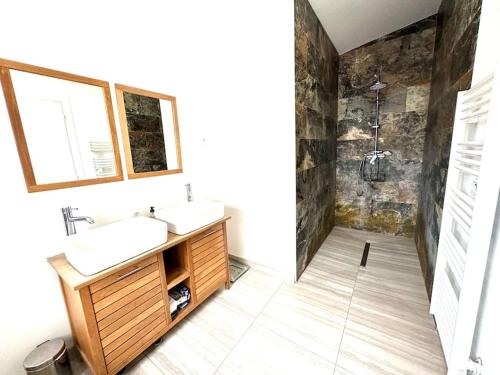 ein Bad mit 2 Waschbecken und einer Dusche in der Unterkunft Tout confort 4 chambres - Jacuzzi - Barbecue - Jardin in Libourne