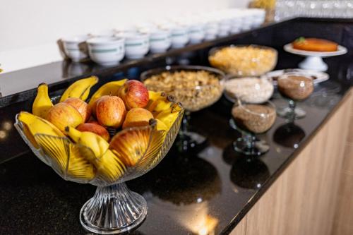 a bowl of fruit sitting on top of a counter at Hotel Petrópolis in Nova Petrópolis