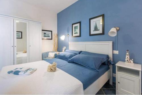 una camera blu con un grande letto con pareti blu di Residence Le Cenate a Santa Caterina di Nardò