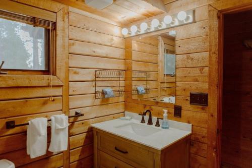 uma casa de banho com um lavatório e um espelho em Crystal Mountain Cabin Get Away em Thompsonville
