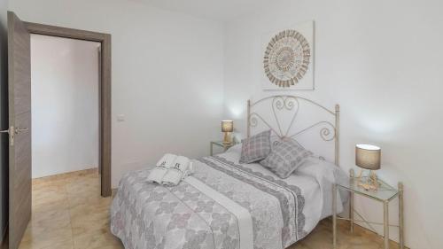 een witte slaapkamer met een bed en een tafel bij Villa Diego Torrox by Ruralidays in Torrox