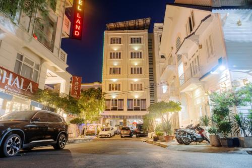 a car parked on a city street at night at CÁT PHÚC HOTEL in Ho Chi Minh City