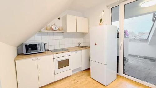 Majoituspaikan Fmily Apartment in Praterstern area keittiö tai keittotila