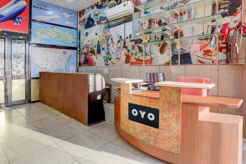 un restaurant avec un bureau et un panneau ayno. dans l'établissement OYO Home 82227 Malik Hotel, à Jīnd