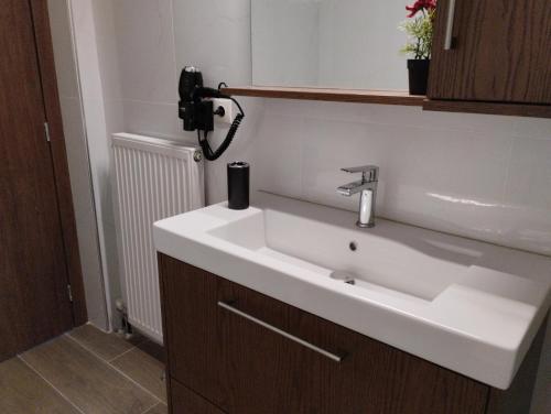 ein Badezimmer mit einem weißen Waschbecken und einem Telefon in der Unterkunft XΡΗΣΤΟΣ house in Ioannina