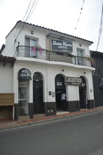 uma loja ao lado de uma rua em Hotel Boutique Doña Maria em Ocaña