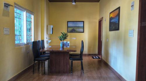 - une salle à manger avec une table et des chaises dans l'établissement Whispering Pines Farmstay, à Lava