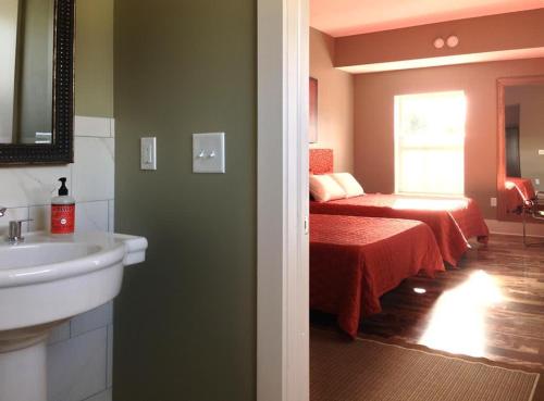 La salle de bains est pourvue de 2 lits et d'un lavabo. dans l'établissement Northport Inn Boutique Hotel Room 9, à Northport