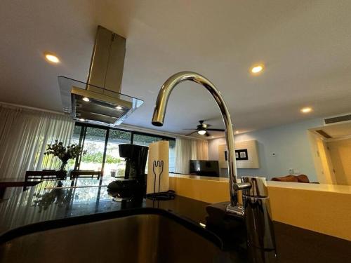 a kitchen with a sink and aaucet at Apartamento de lujo en playa in Playa del Carmen