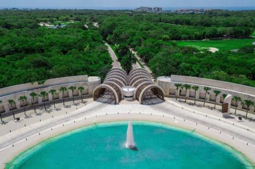 an overhead view of a pool with a fountain at Apartamento de lujo en playa in Playa del Carmen