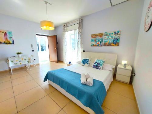 1 dormitorio con 1 cama con colcha azul y blanca en Regina Giovanna Home en Sorrento