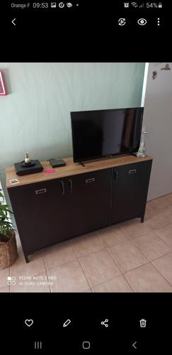 un téléviseur à écran plat posé sur une commode dans l'établissement Location vacances, à Argelès-sur-Mer
