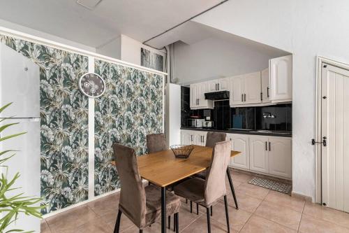 a dining room with a wooden table and chairs at Apartamento La Listada Bajo in La Listada