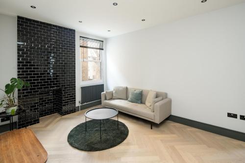 A seating area at Beautiful 3BD Designer Apartment