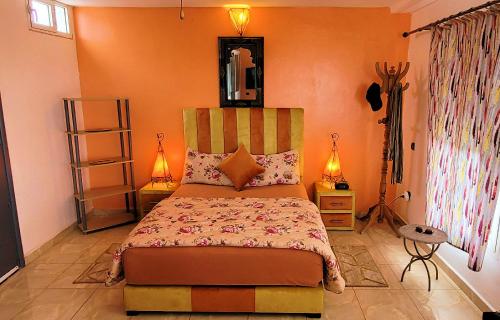 um quarto com uma cama e dois candeeiros em Maison de la Lagune em Oualidia