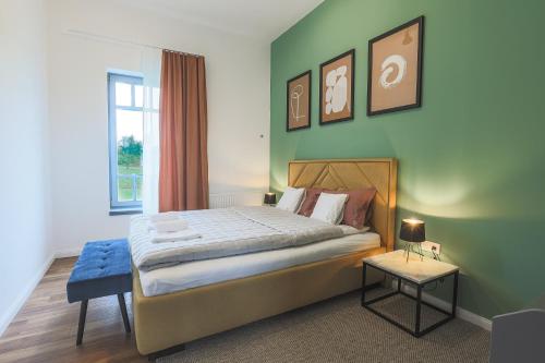 Un dormitorio con una cama grande y una ventana en VILLA TOURI - Touri Alpesi Birtok, en Bozsok